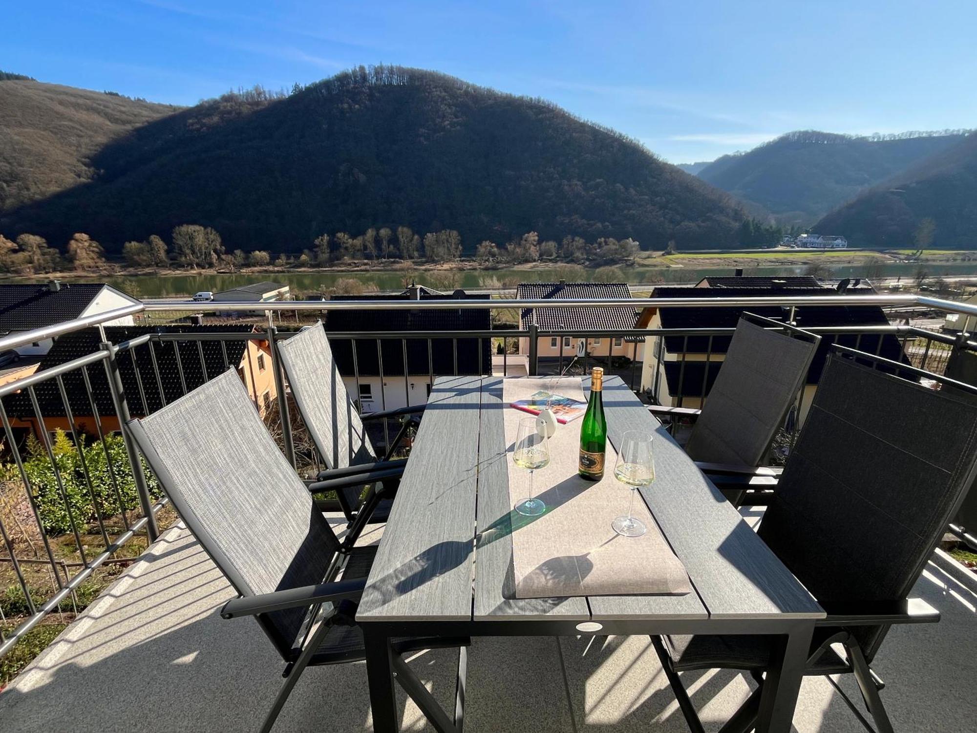 Ferienwohnung Moseltraum, 1-6 Pers, Mit 3 Schlafzimmer Und Panoramabalkon Mueden Luaran gambar